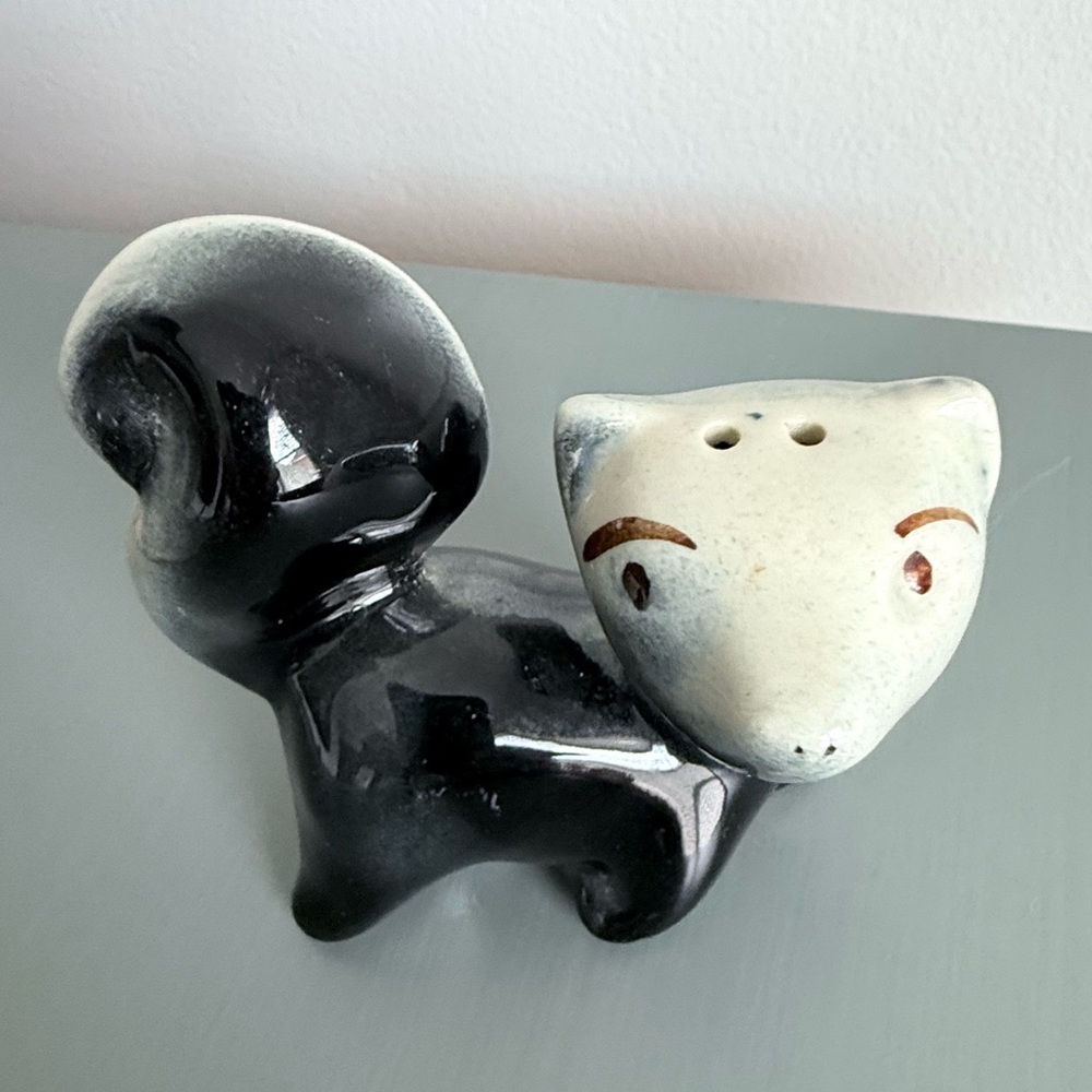 Vintage Mid Century Modern Skunk salt or pepper shaker